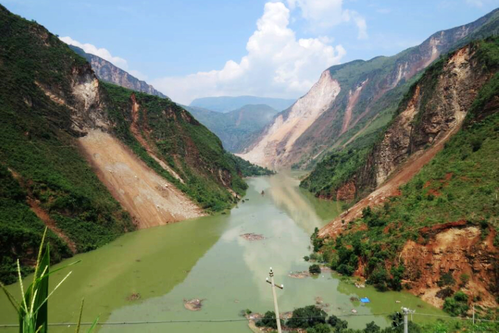 2014年8月3日云南魯?shù)榘l(fā)生6.5級地震，牛欄江紅石巖段左右岸山體崩塌，阻斷牛欄江干流，形成極高危險等級的大型堰塞湖.jpg