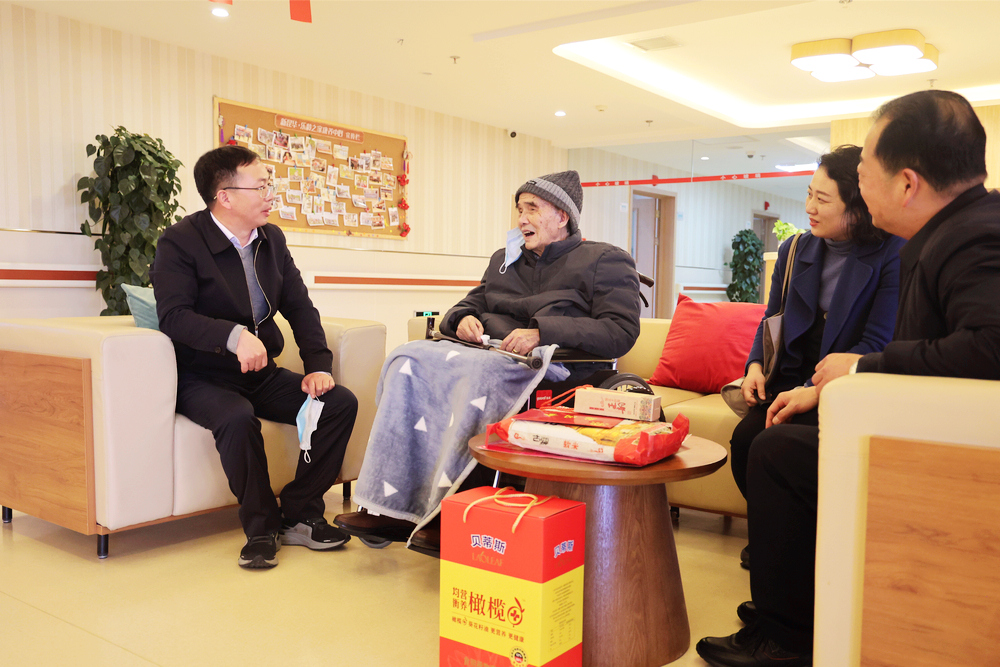 劉金榮慰問老領導趙中仁3.JPG