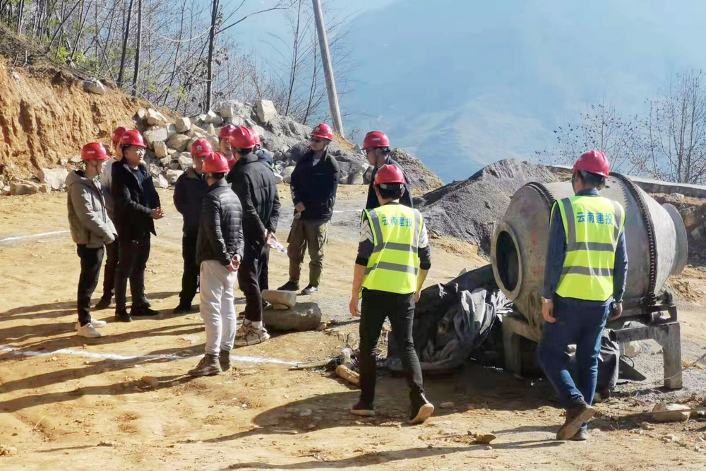 驅車一路顛簸至昭通大關縣悅樂鎮(zhèn)塘房村黃泥坳水廠項目現場調研.jpg
